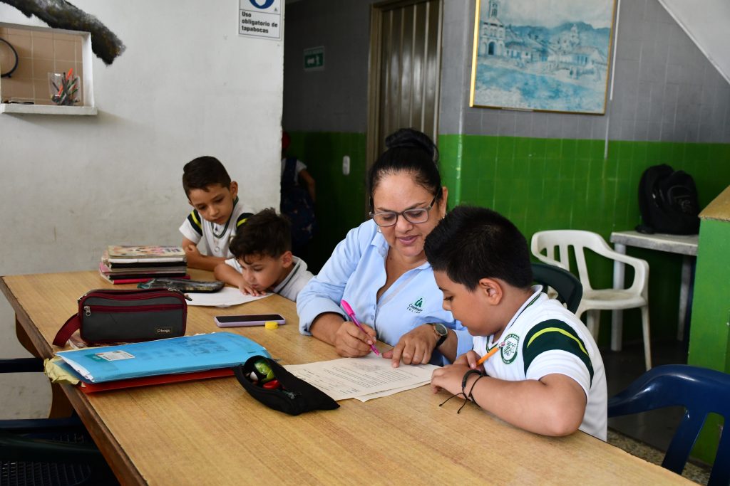 Profesora explicando actividad a un estudiante